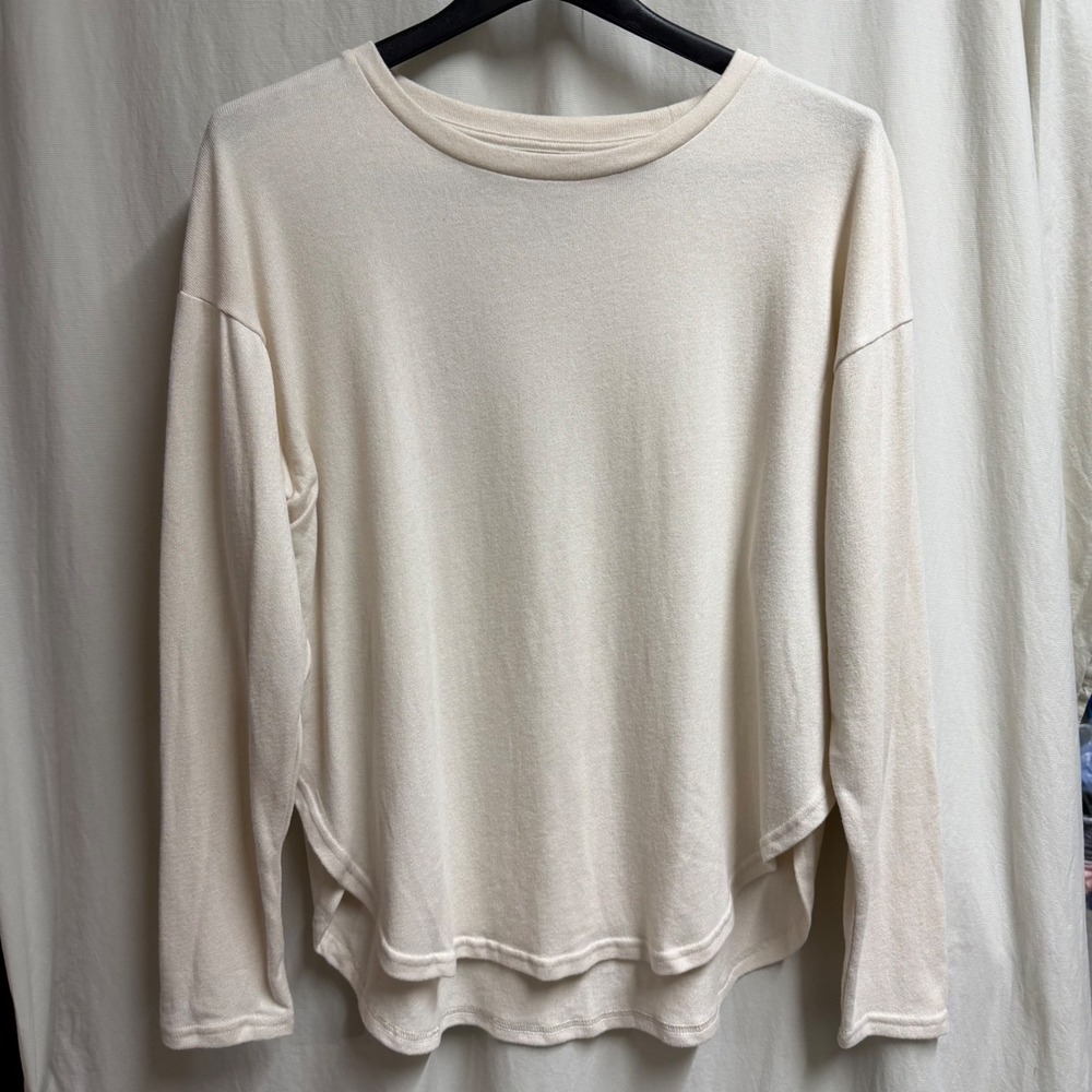 NWT Gap Womens Cream Long Sleeve Crew Neck Curved Hem Knit Top Large Classic